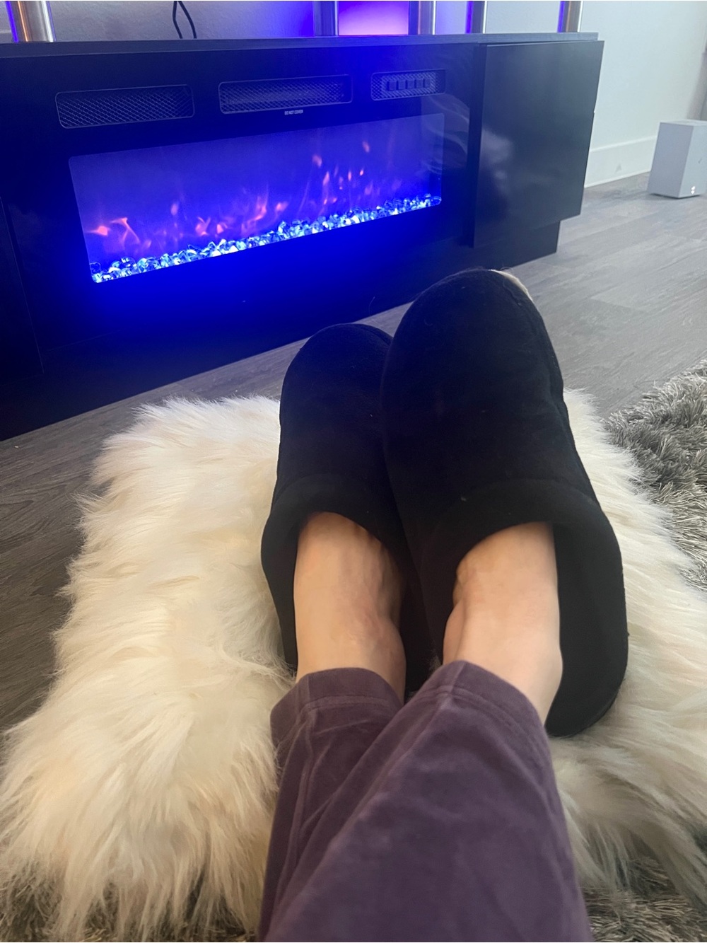 💕 Distressed Black Slip-On Slippers 💕